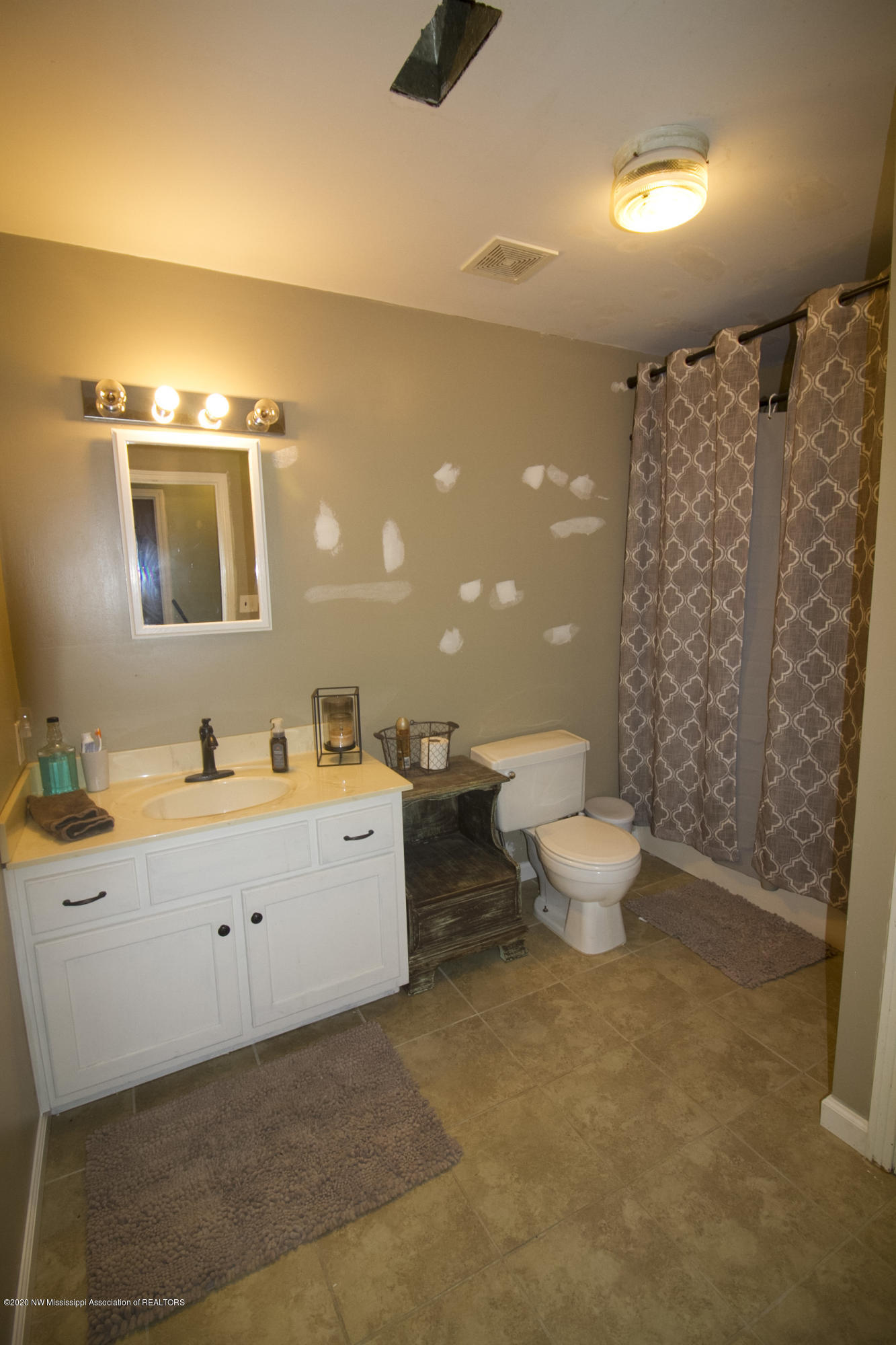 1281 Carlton Road Coldwater, MS 38618 - Photo 17 of 32 guest bath