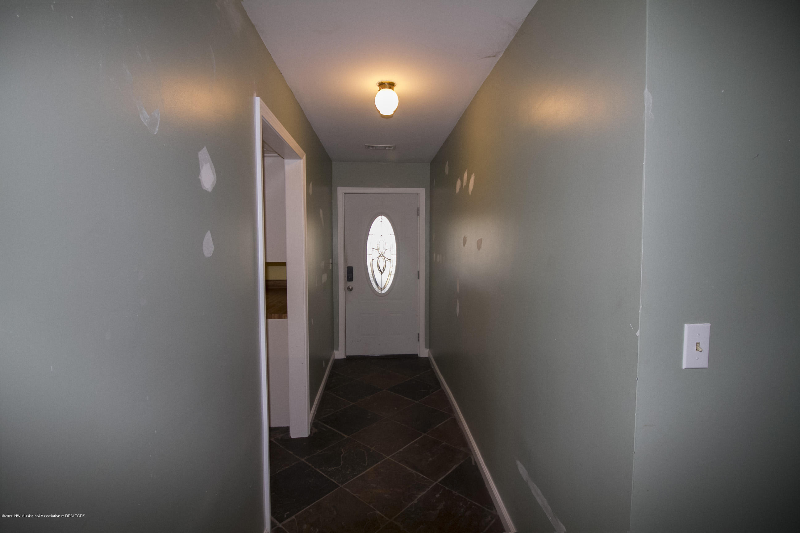 1281 Carlton Road Coldwater, MS 38618 - Photo 7 of 32 entry hall
