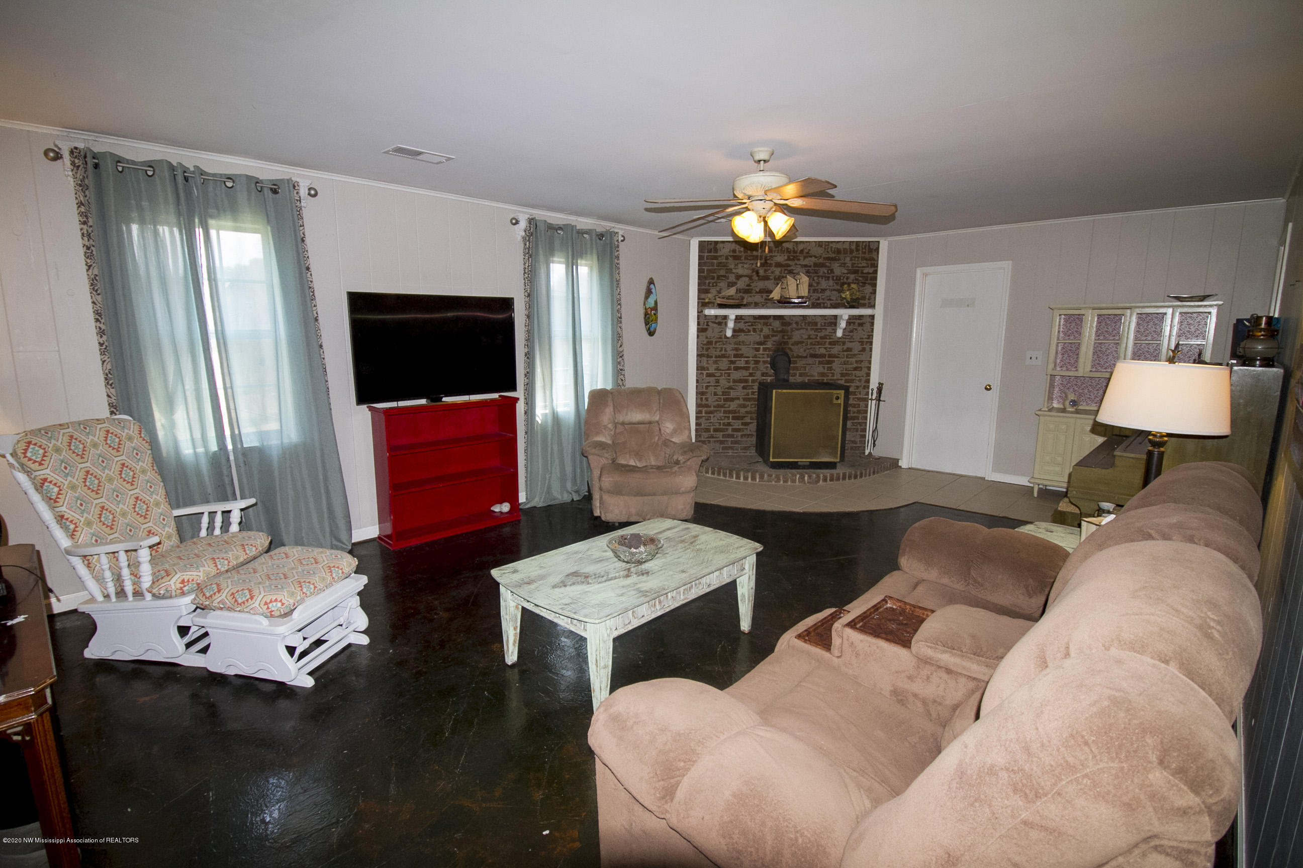 1281 Carlton Road Coldwater, MS 38618 - Photo 8 of 32 living rm 1