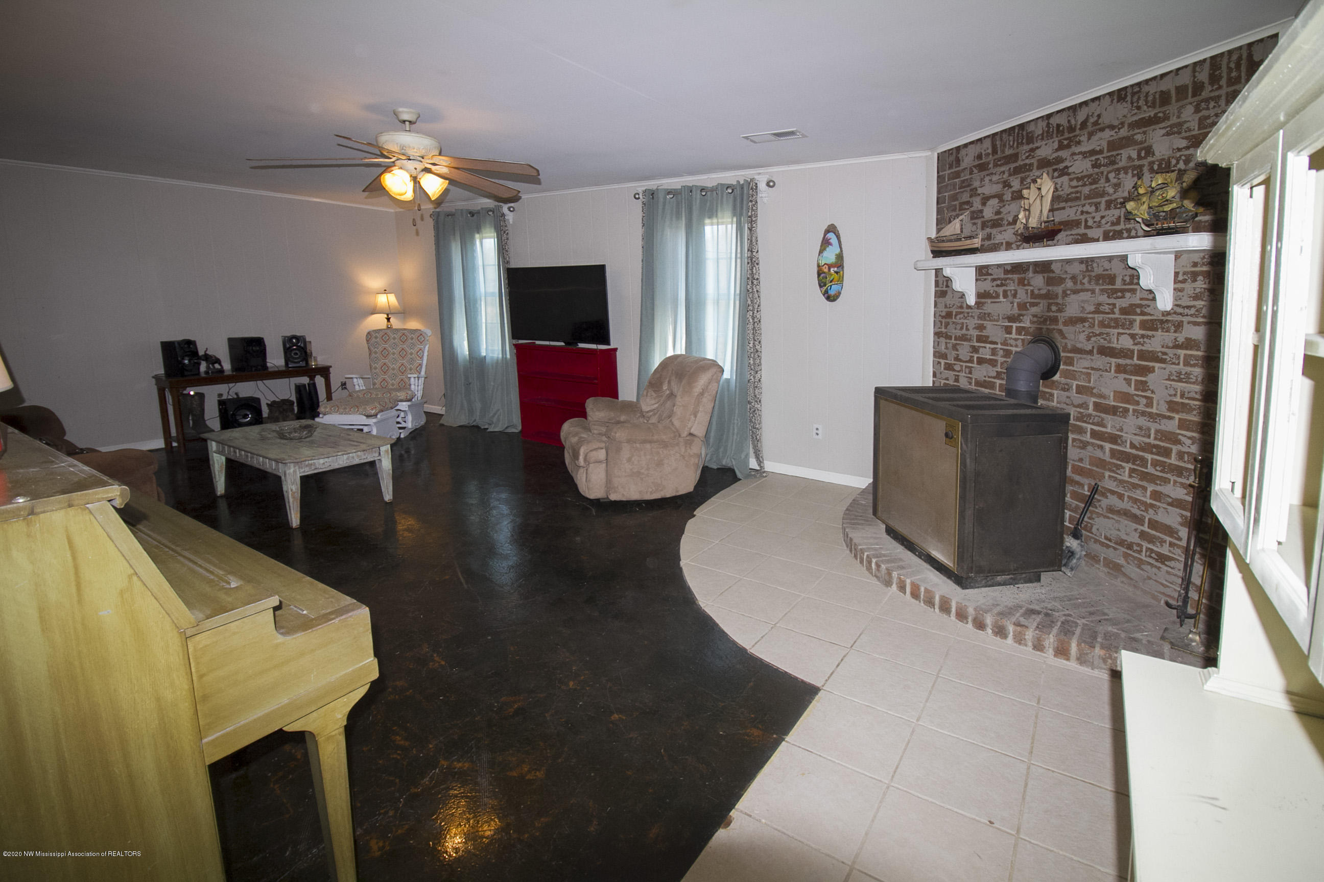 1281 Carlton Road Coldwater, MS 38618 - Photo 9 of 32 living rm 2