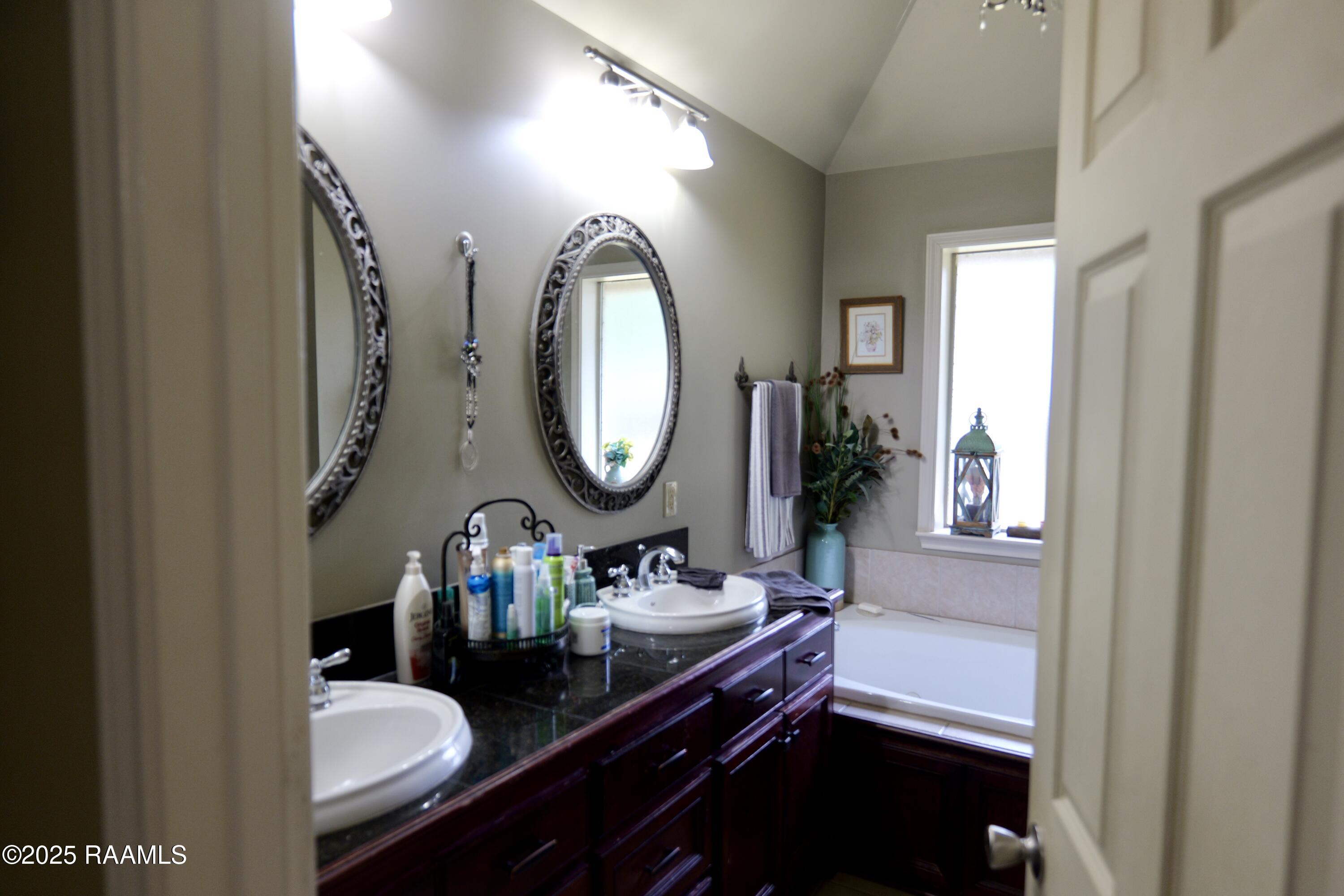 201 Camino Real Road, Unit B Lafayette, LA 70503 - Photo 11 of 13 Master bath