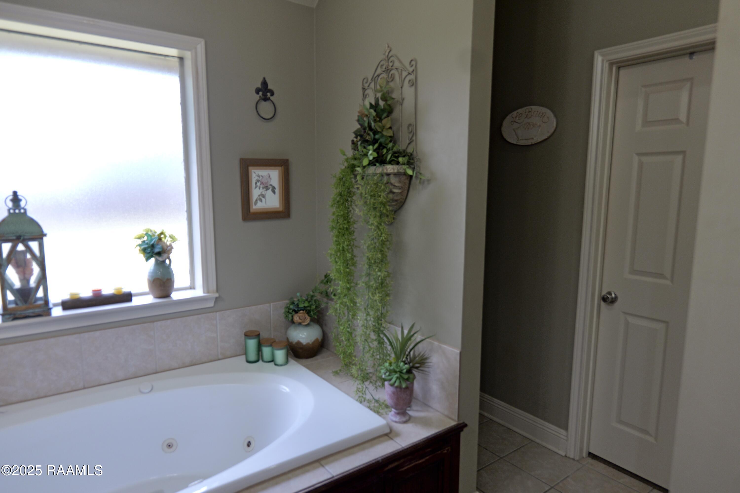 201 Camino Real Road, Unit B Lafayette, LA 70503 - Photo 12 of 13 Master bath 2