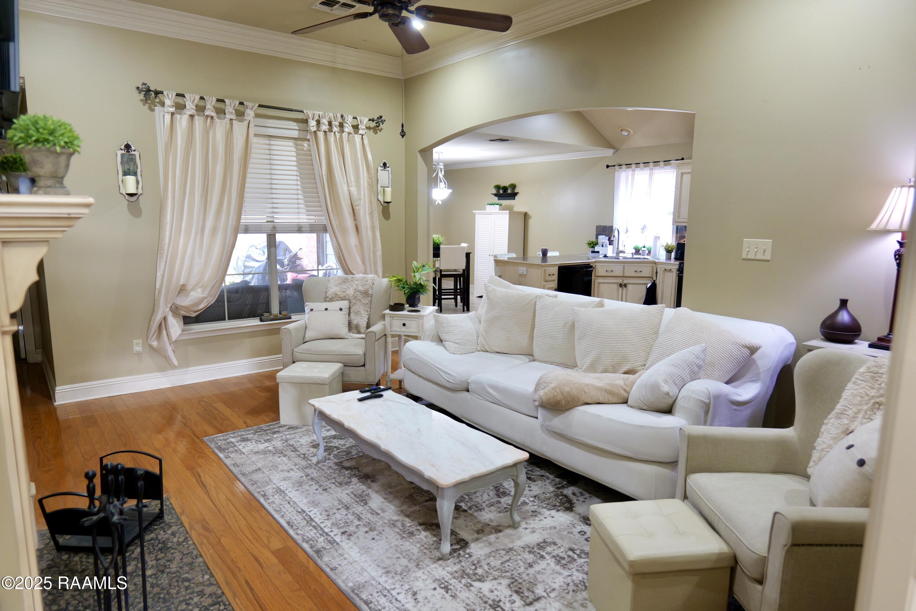 201 Camino Real Road, Unit B Lafayette, LA 70503 - Photo 3 of 13 Livingroom