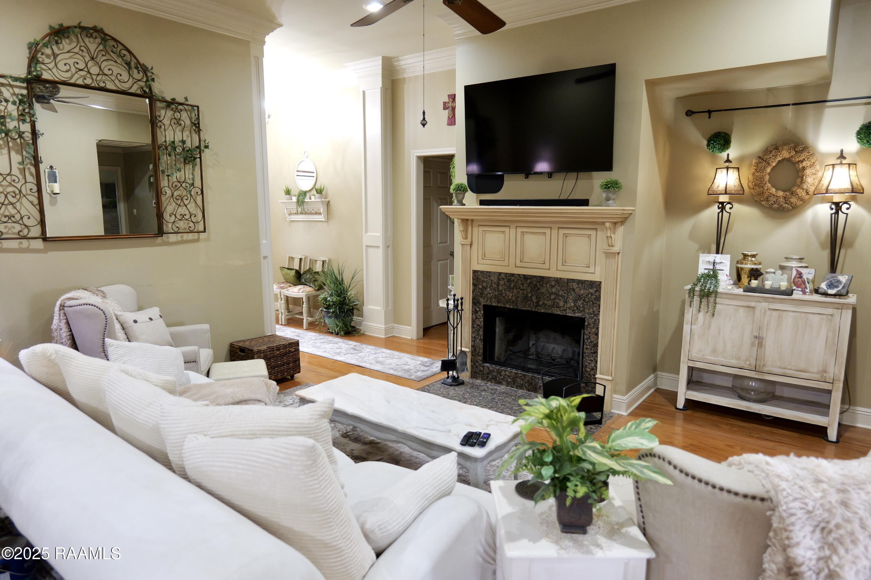 201 Camino Real Road, Unit B Lafayette, LA 70503 - Photo 4 of 13 Livingroom 2