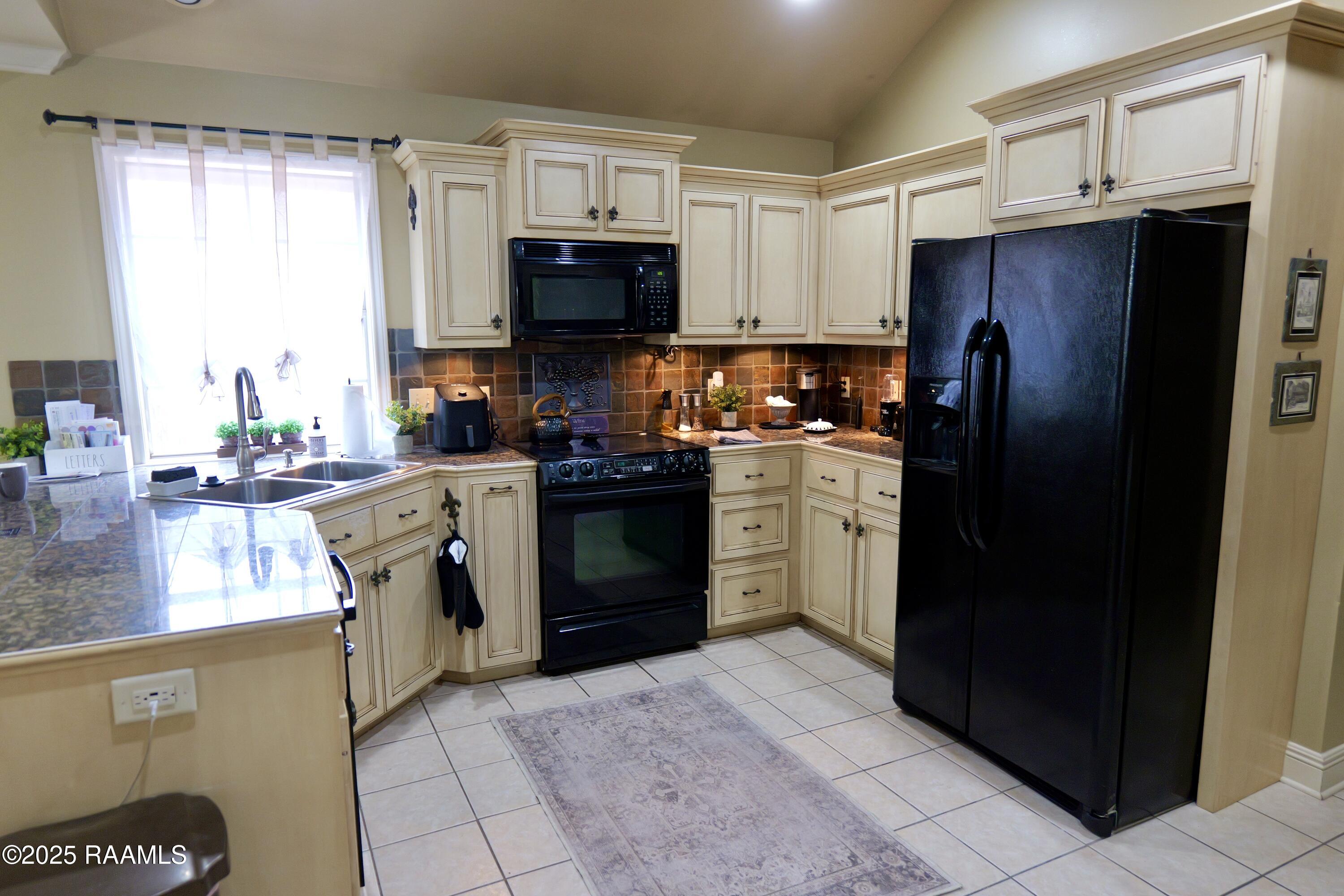 201 Camino Real Road, Unit B Lafayette, LA 70503 - Photo 5 of 13 Kitchen