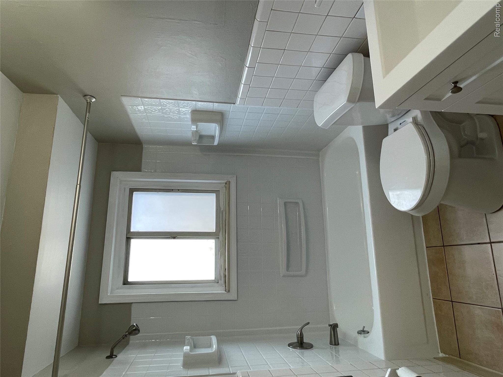 1173 Featherstone Road Pontiac, MI 48342 - Photo 15 of 23 Bathroom