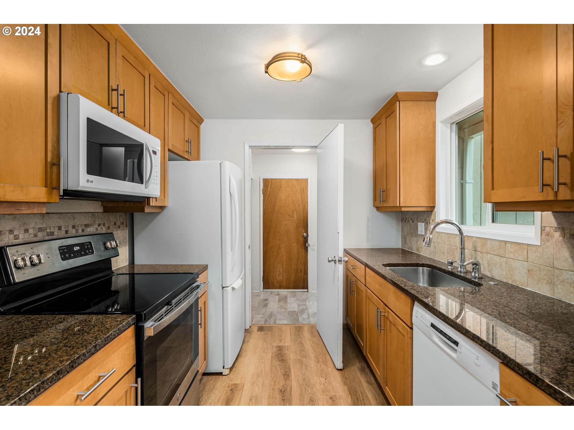 9633 Southwest 55th Avenue Portland, OR 97219 - Photo 11 of 31 Gallery Image 11