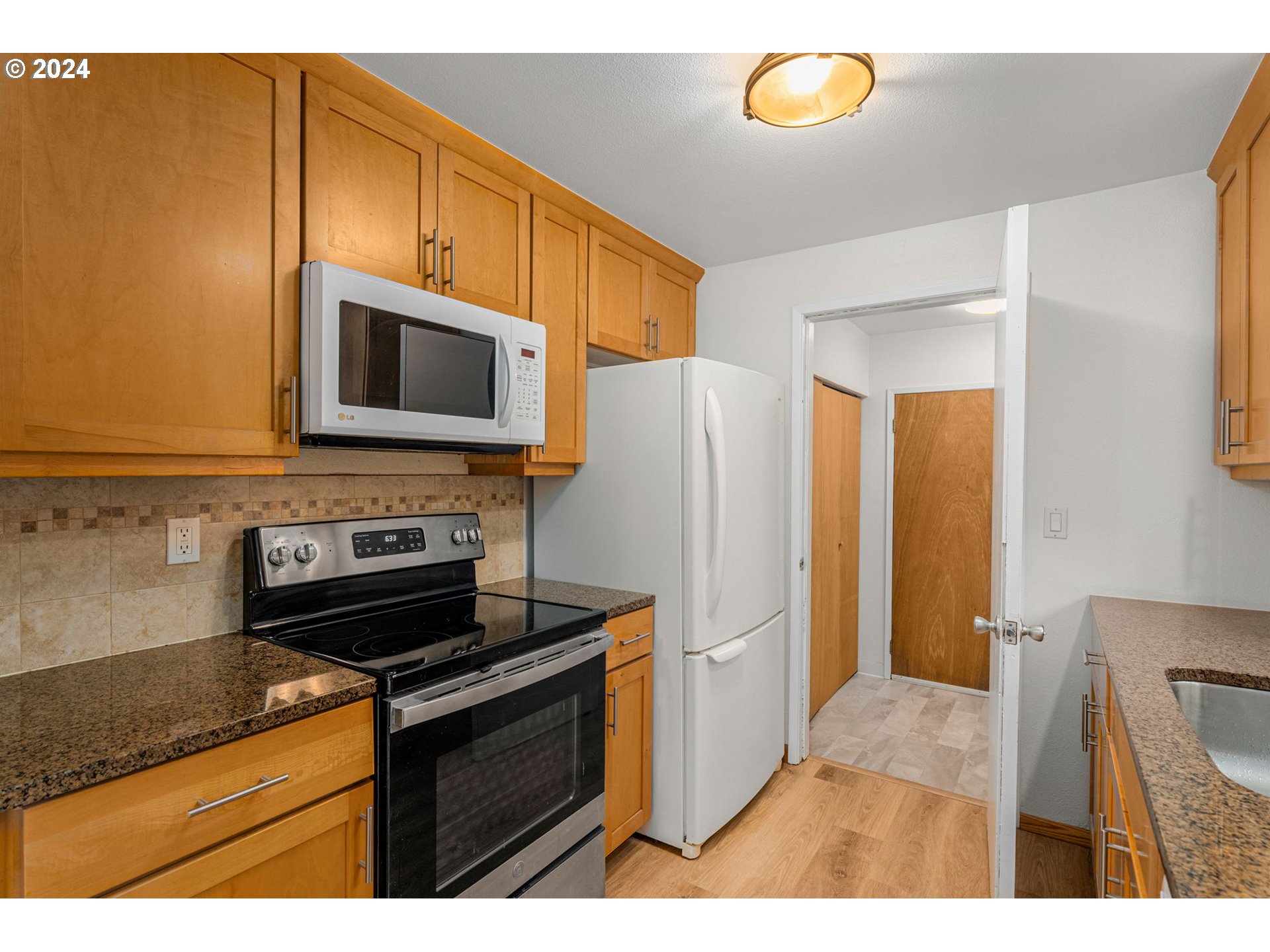 9633 Southwest 55th Avenue Portland, OR 97219 - Photo 12 of 31 Kitchen