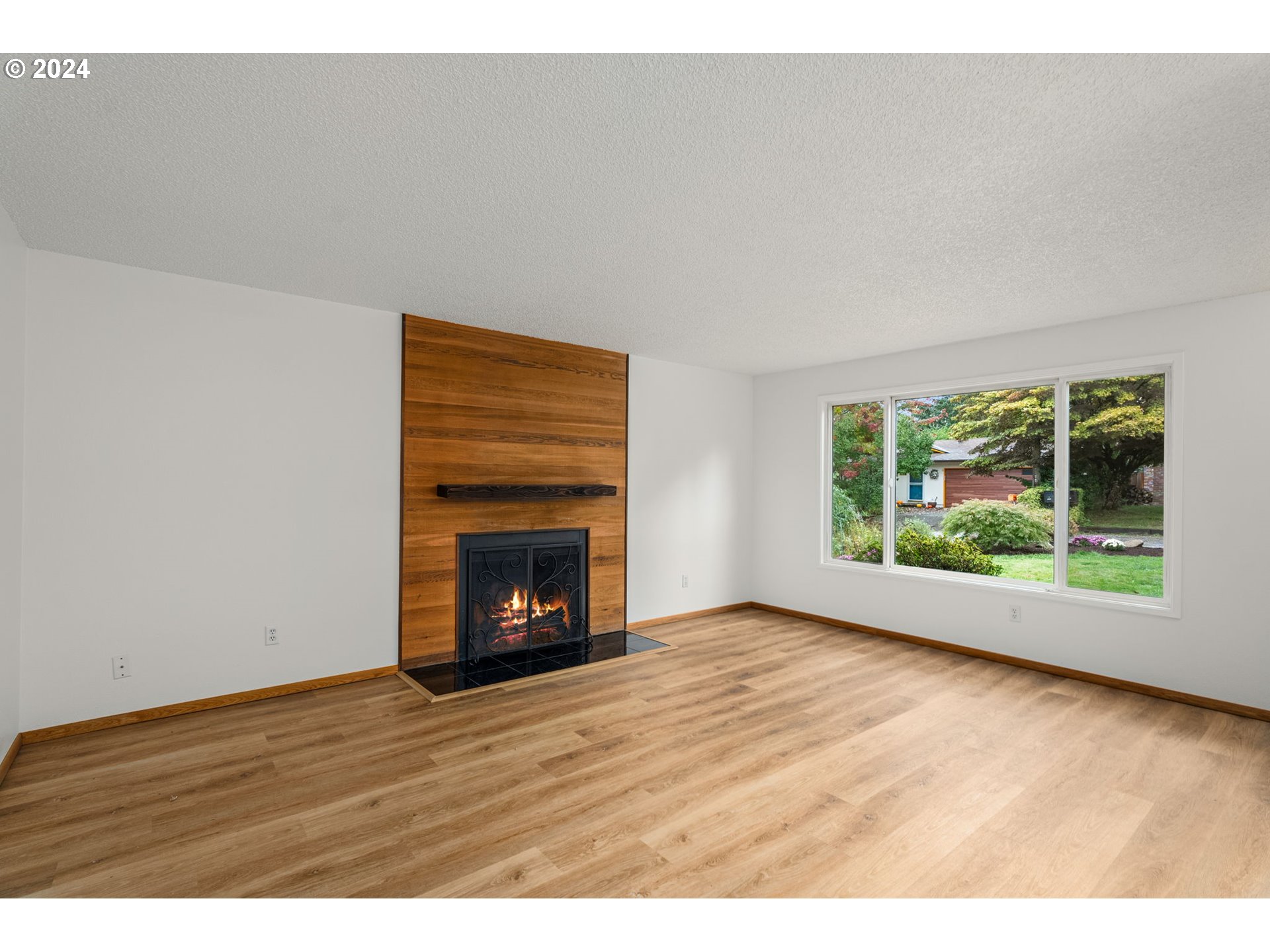 9633 Southwest 55th Avenue Portland, OR 97219 - Photo 8 of 31 Living Room