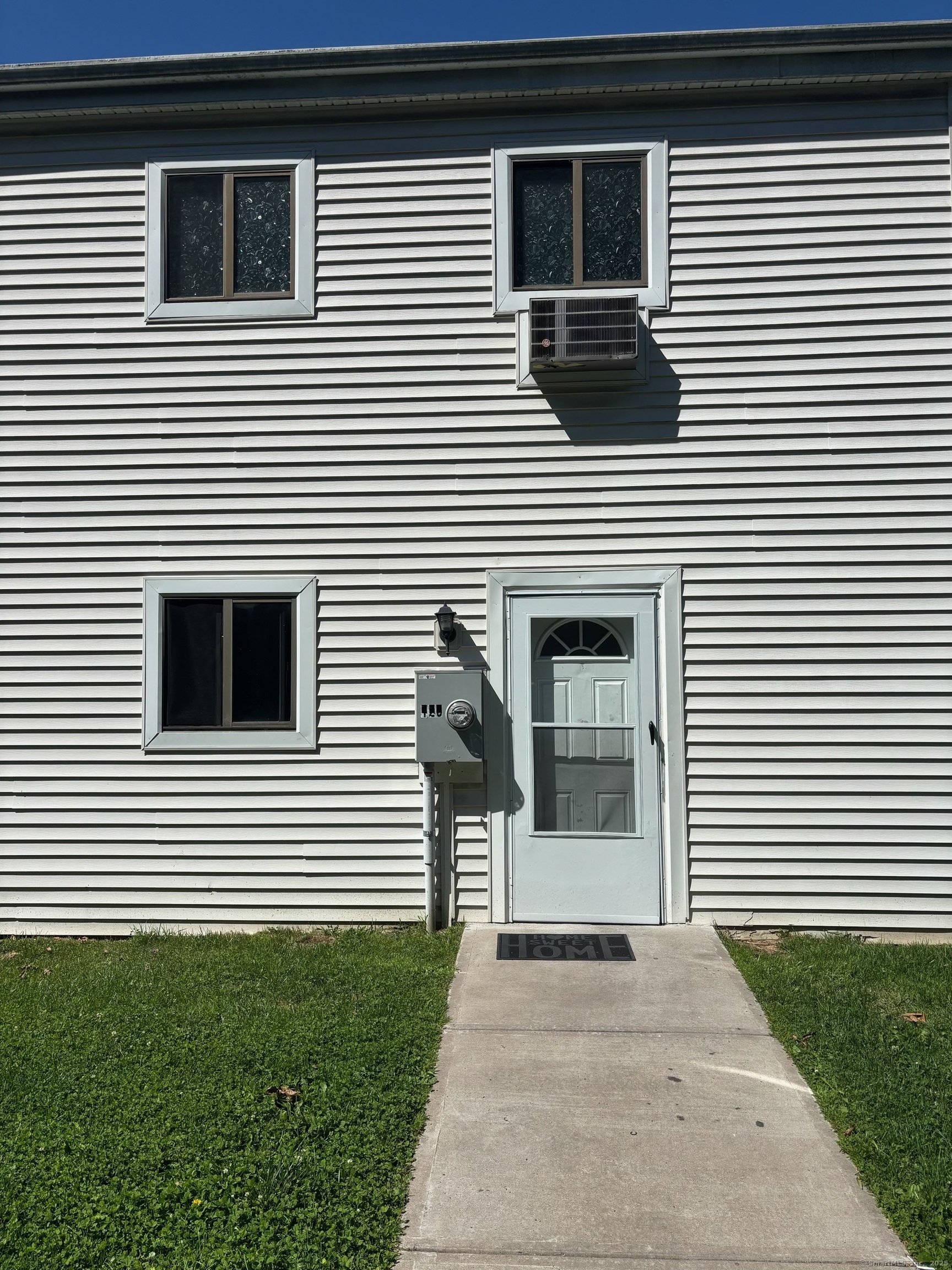 126 Sutton Place, Unit 126 Bloomfield, CT 06002 - Photo 1 of 8 a view of a house and a large space