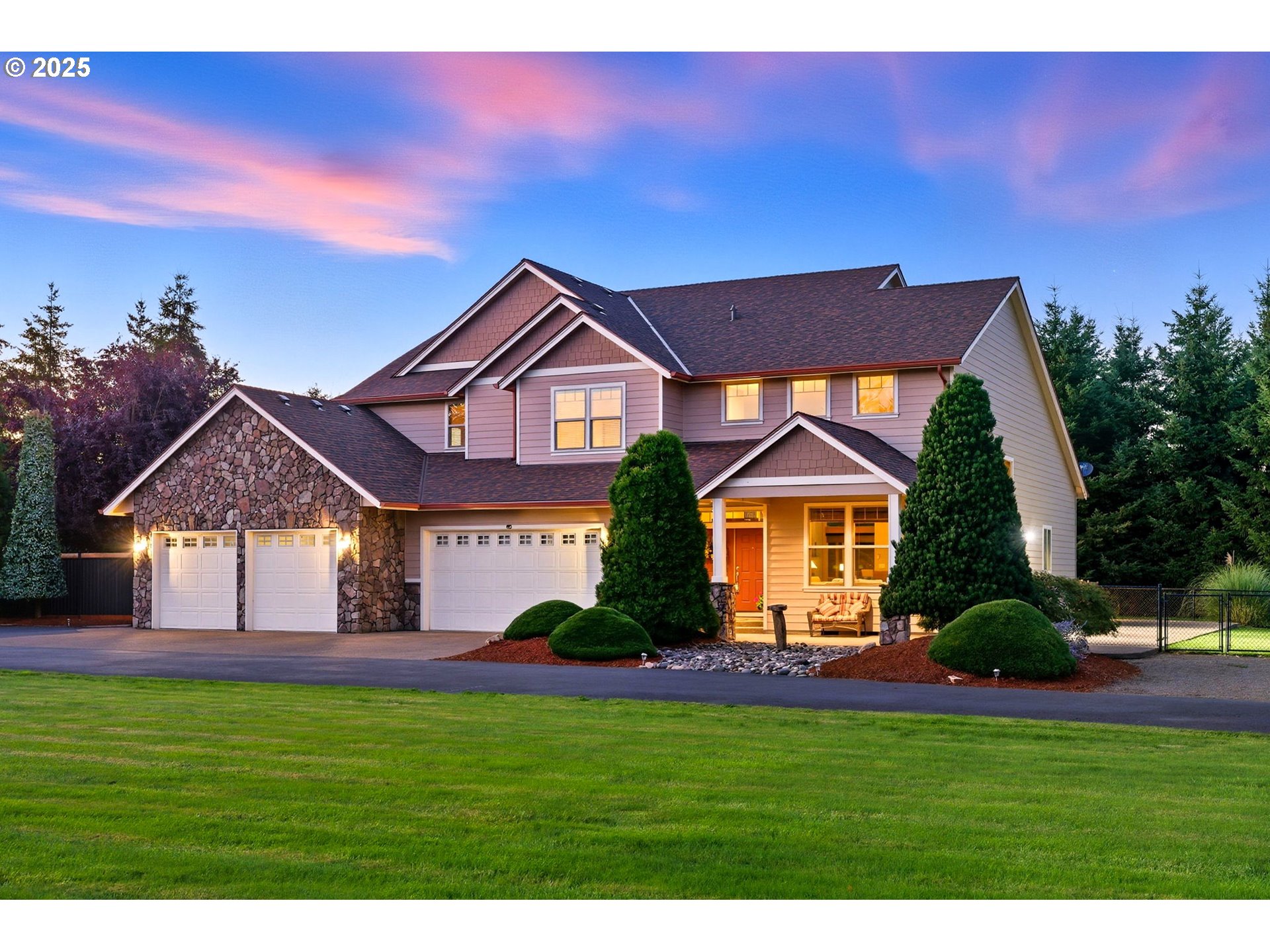 9573 South Gribble Road Canby, OR 97013 - Photo 2 of 48 a front view of a house with a garden