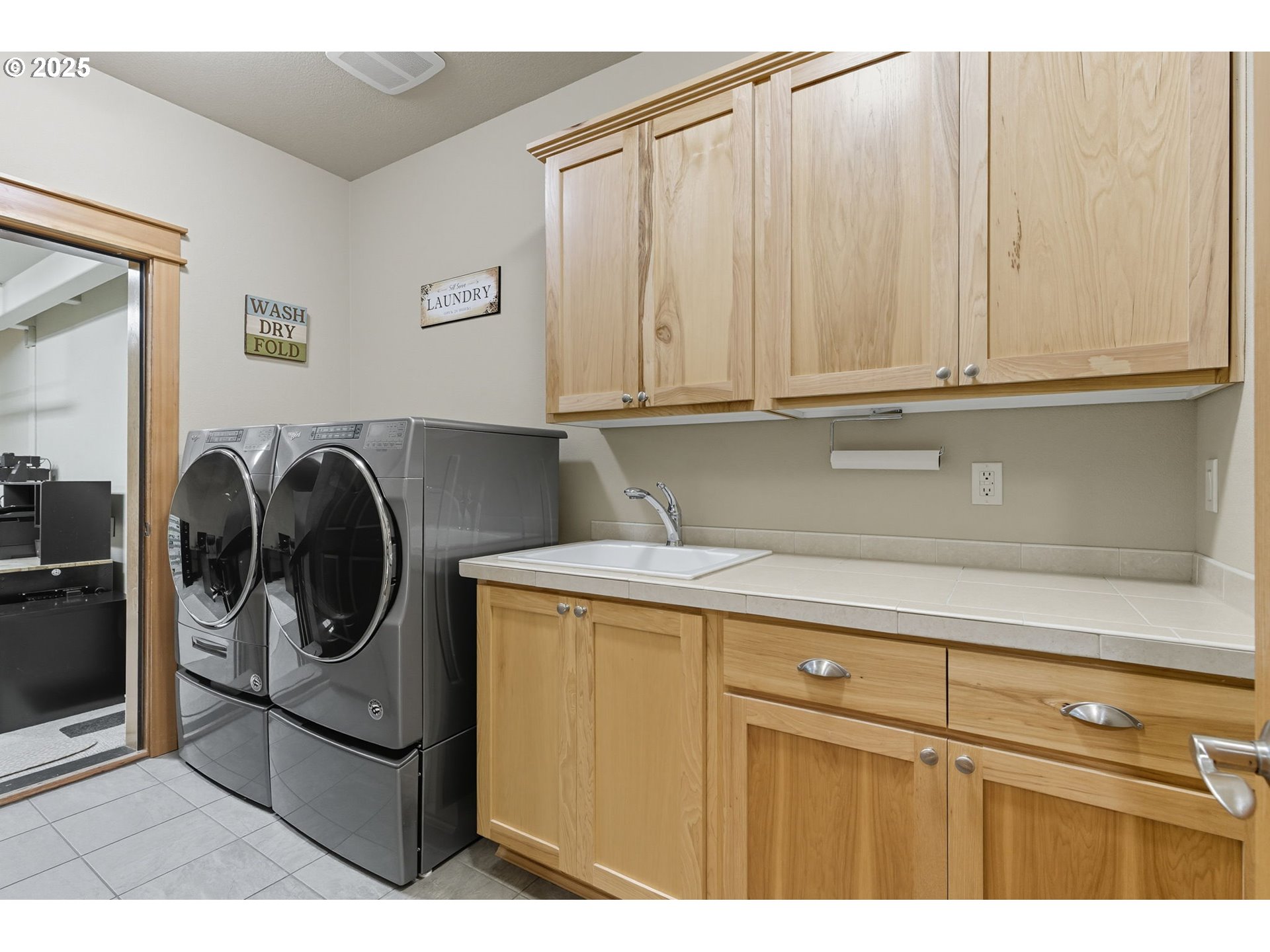 9573 South Gribble Road Canby, OR 97013 - Photo 21 of 48 a utility room with washer and dryer