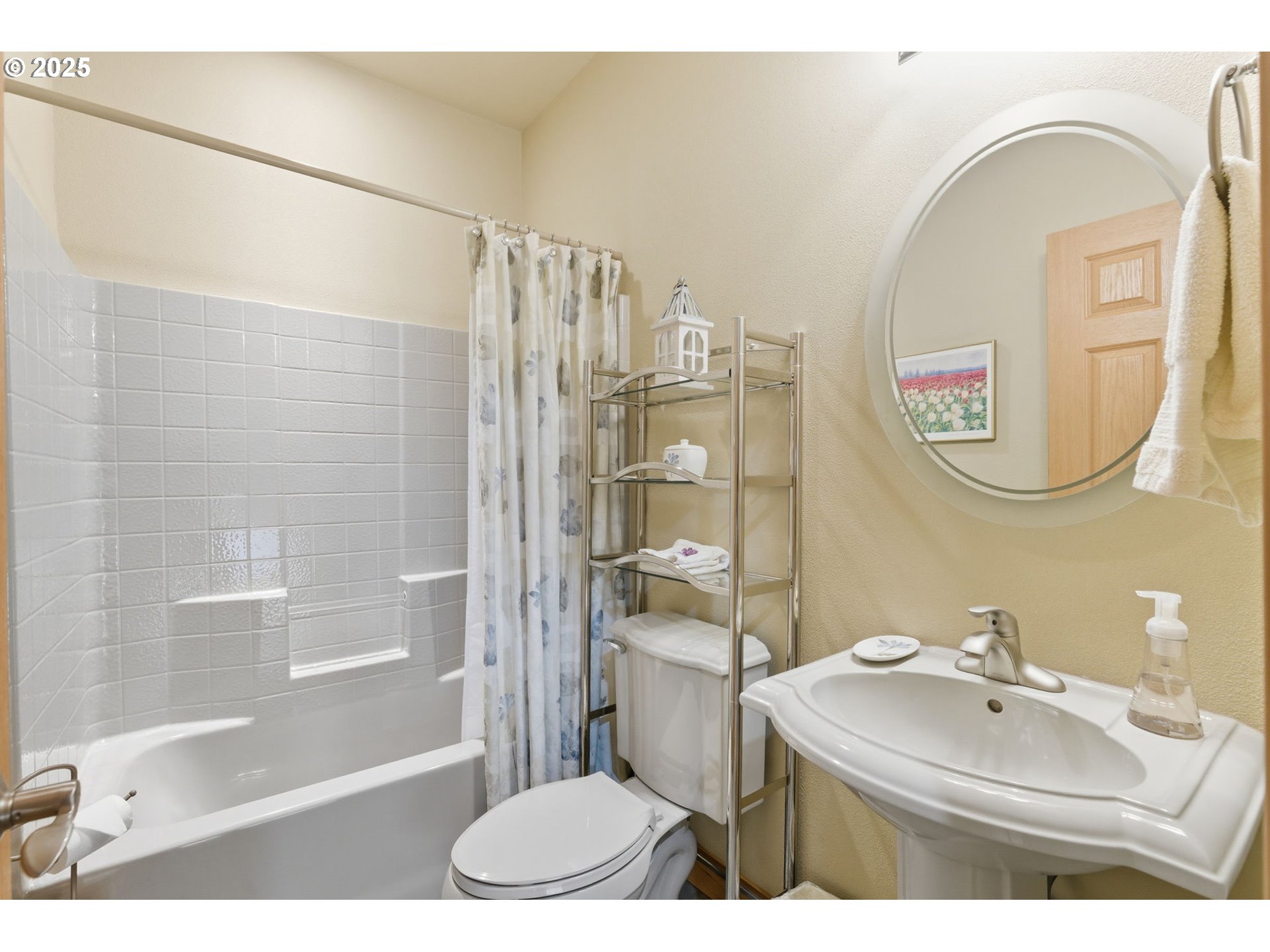 9573 South Gribble Road Canby, OR 97013 - Photo 22 of 48 a bathroom with a sink a toilet a mirror and shower
