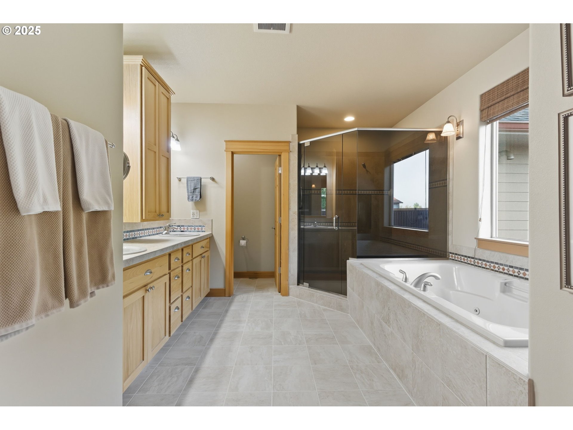 9573 South Gribble Road Canby, OR 97013 - Photo 27 of 48 a bathroom with a tub sink and mirror