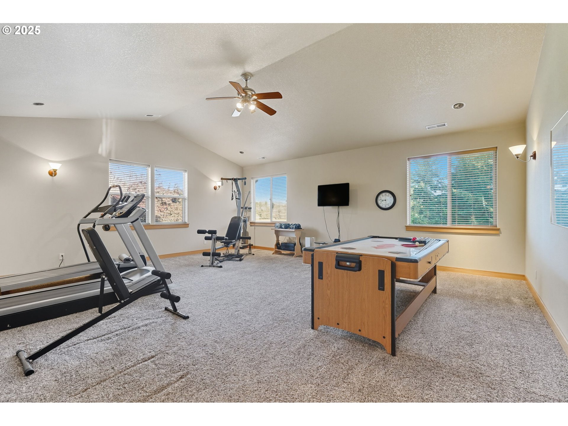 9573 South Gribble Road Canby, OR 97013 - Photo 38 of 48 a living room with furniture a air conditioner and a window