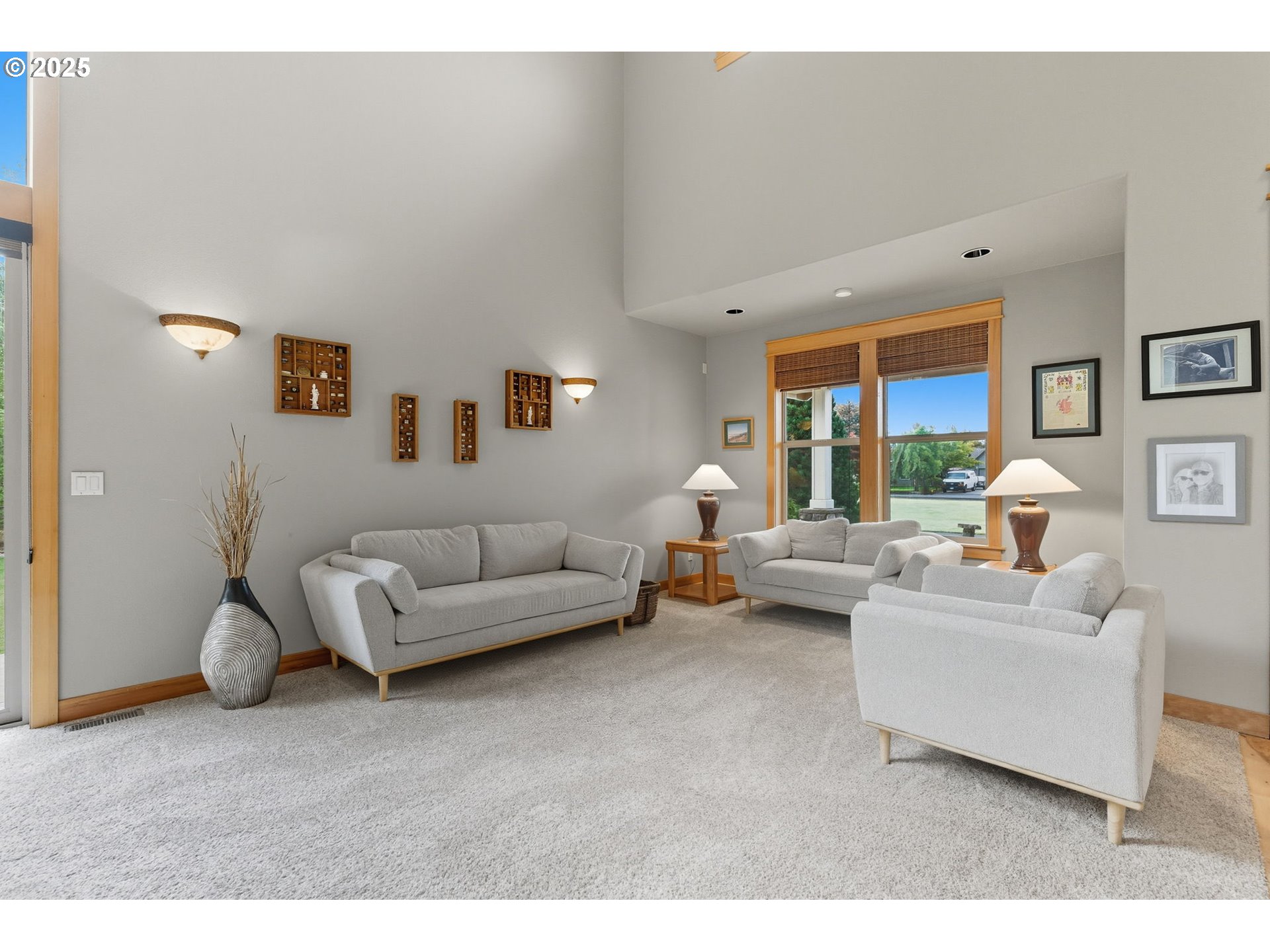 9573 South Gribble Road Canby, OR 97013 - Photo 10 of 48 a living room with furniture and a couch