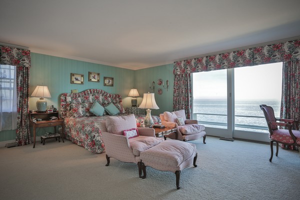 401 Jerusalem Road Cohasset, MA 02025 - Photo 17 of 29 a living room with furniture and a large window