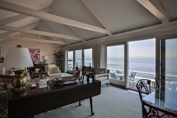 401 Jerusalem Road Cohasset, MA 02025 - Photo 6 of 29 a room with furniture