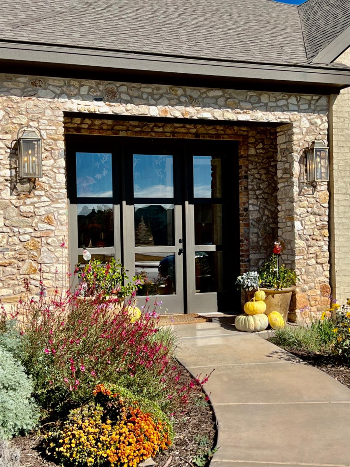 5902 112th Street Lubbock, TX 79424 - Photo 2 of 47 a front view of a house with a yard