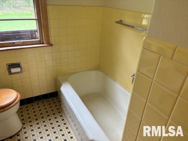 29470 Saxon Road Galva, IL 61434 - Photo 10 of 23 a bathroom with a bathtub and toilet