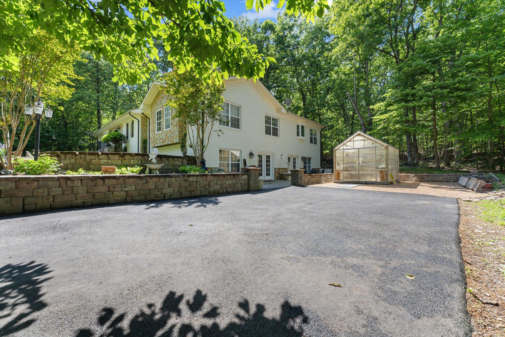3800 Mountain Road Haymarket, VA 20169 - Photo 24 of 73 Driveway to lower level side.