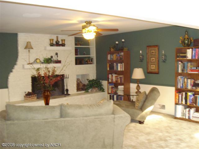 6115 Gainsborough Road Amarillo, TX 79106 - Photo 8 of 13 a view of living room filled with furniture and lamp