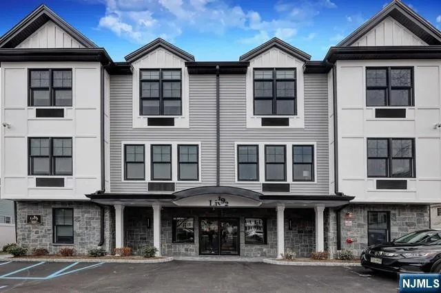 $2,821 | 192 Livingston Street, Unit 201, Northvale, NJ 07647