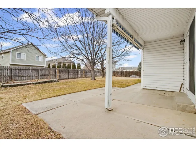 a view of a house with backyard and tree