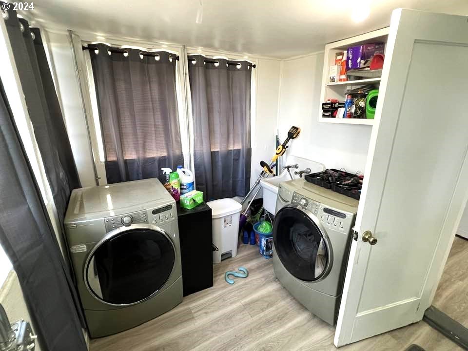 826 Southeast 8th Street Pendleton, OR 97801 - Photo 13 of 13 a utility room with dryer and washer