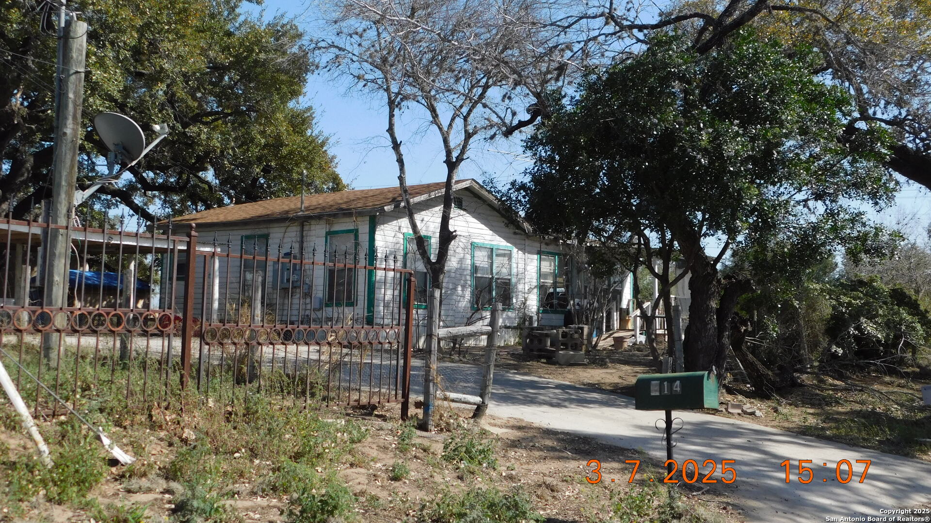 210 Colwell Avenue Pleasanton, TX 78064 - Photo 4 of 14 a backyard of a house with table and chairs
