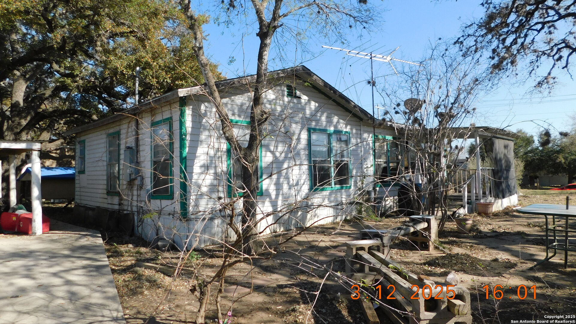 210 Colwell Avenue Pleasanton, TX 78064 - Photo 5 of 14 a view of street along with house and trees