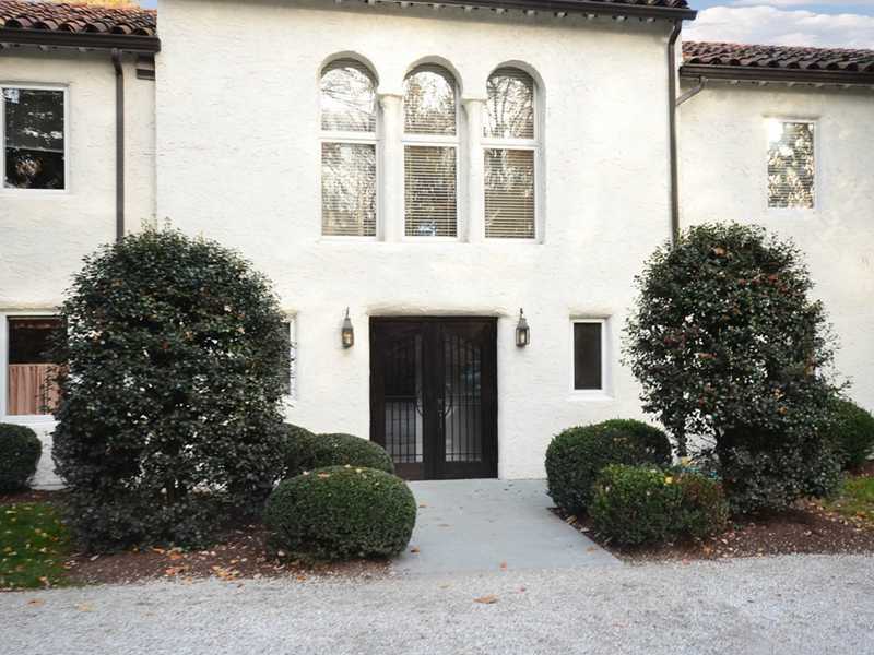 446 Hollow Tree Ridge Road, Unit 3 Darien, CT 06820 - Photo 4 of 19 a front view of a house