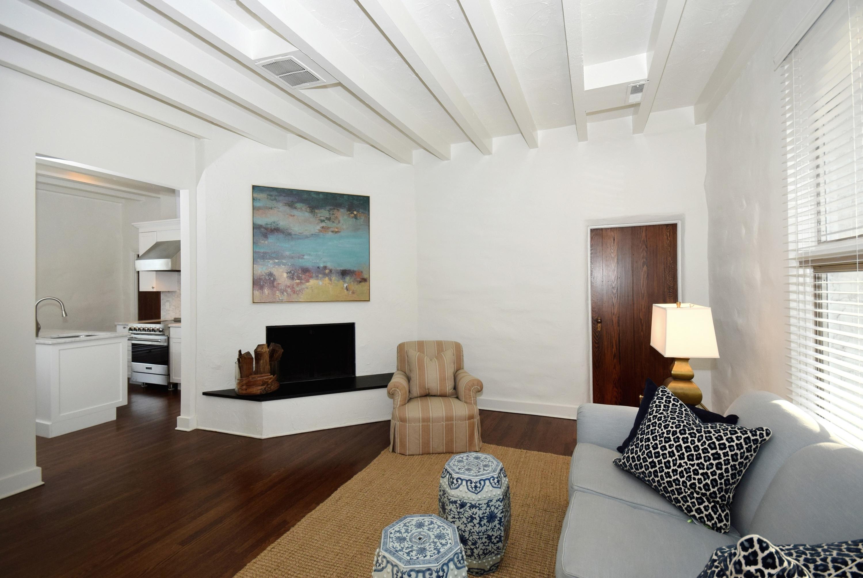 446 Hollow Tree Ridge Road, Unit 3 Darien, CT 06820 - Photo 7 of 19 a living room with furniture and a lamp