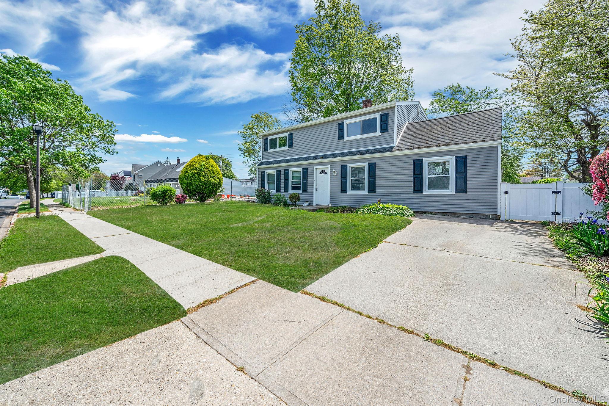 48 Hollyhock Road Levittown, NY 11756 - Photo 3 of 22