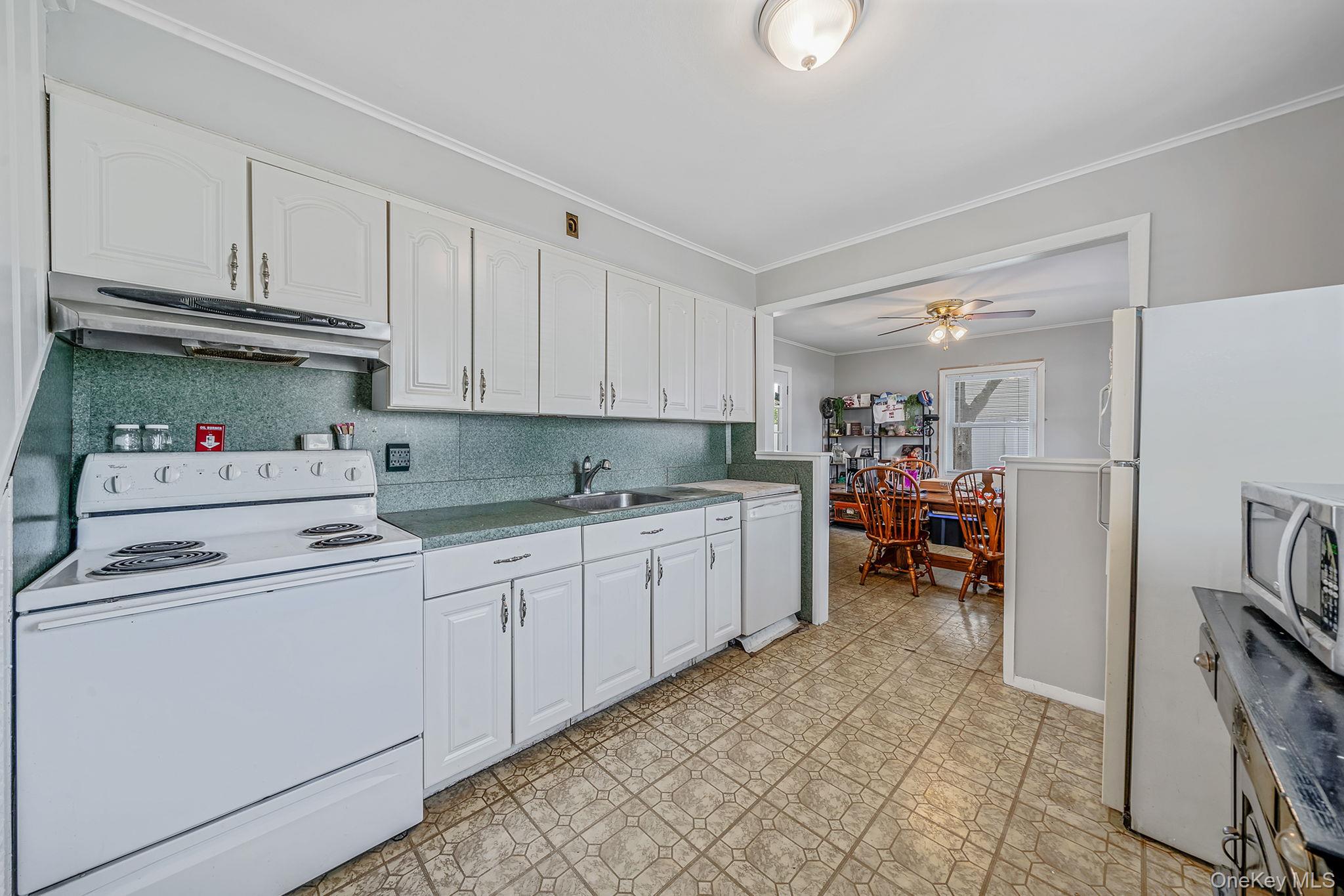 48 Hollyhock Road Levittown, NY 11756 - Photo 9 of 22