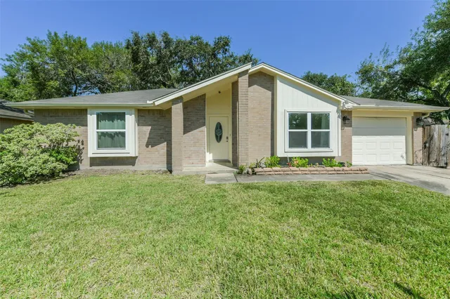 $1,700 | 2502 Drummer Drive, League City, TX 77573