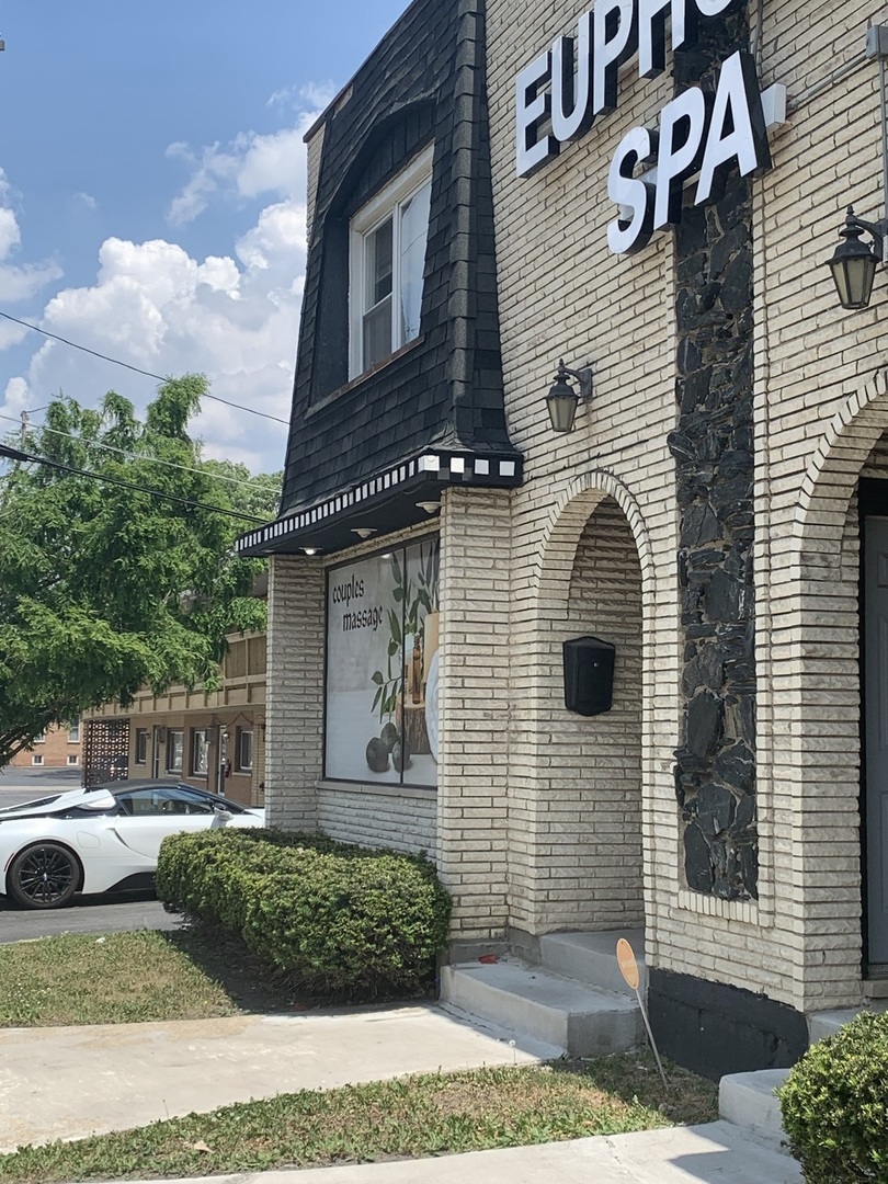 8855 South Roberts Road Hickory Hills, IL 60457 - Photo 2 of 32 a front view of a house with garden