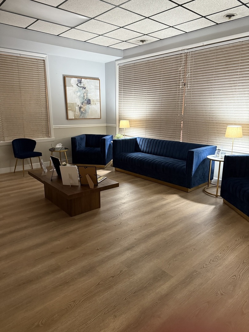 8855 South Roberts Road Hickory Hills, IL 60457 - Photo 22 of 32 a living room with furniture