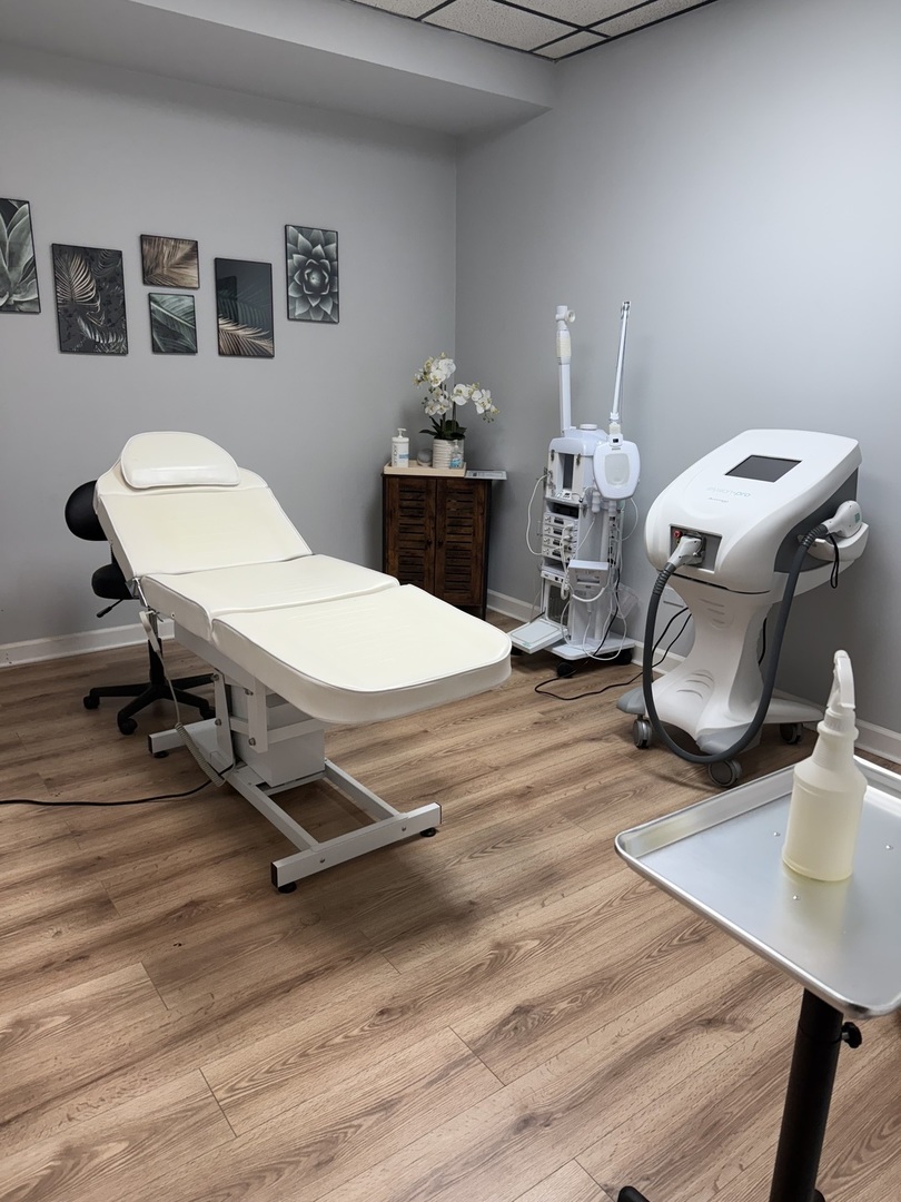 8855 South Roberts Road Hickory Hills, IL 60457 - Photo 30 of 32 a room with gym equipment