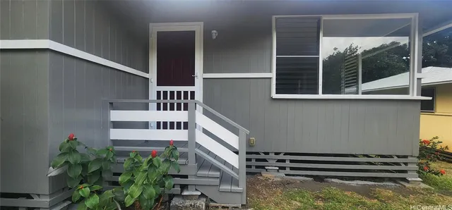 a view of entryway with a small yard