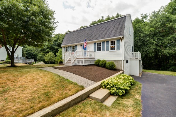 196 Crossfield Road Franklin, MA 02038 - Photo 2 of 27 Gallery Image 2