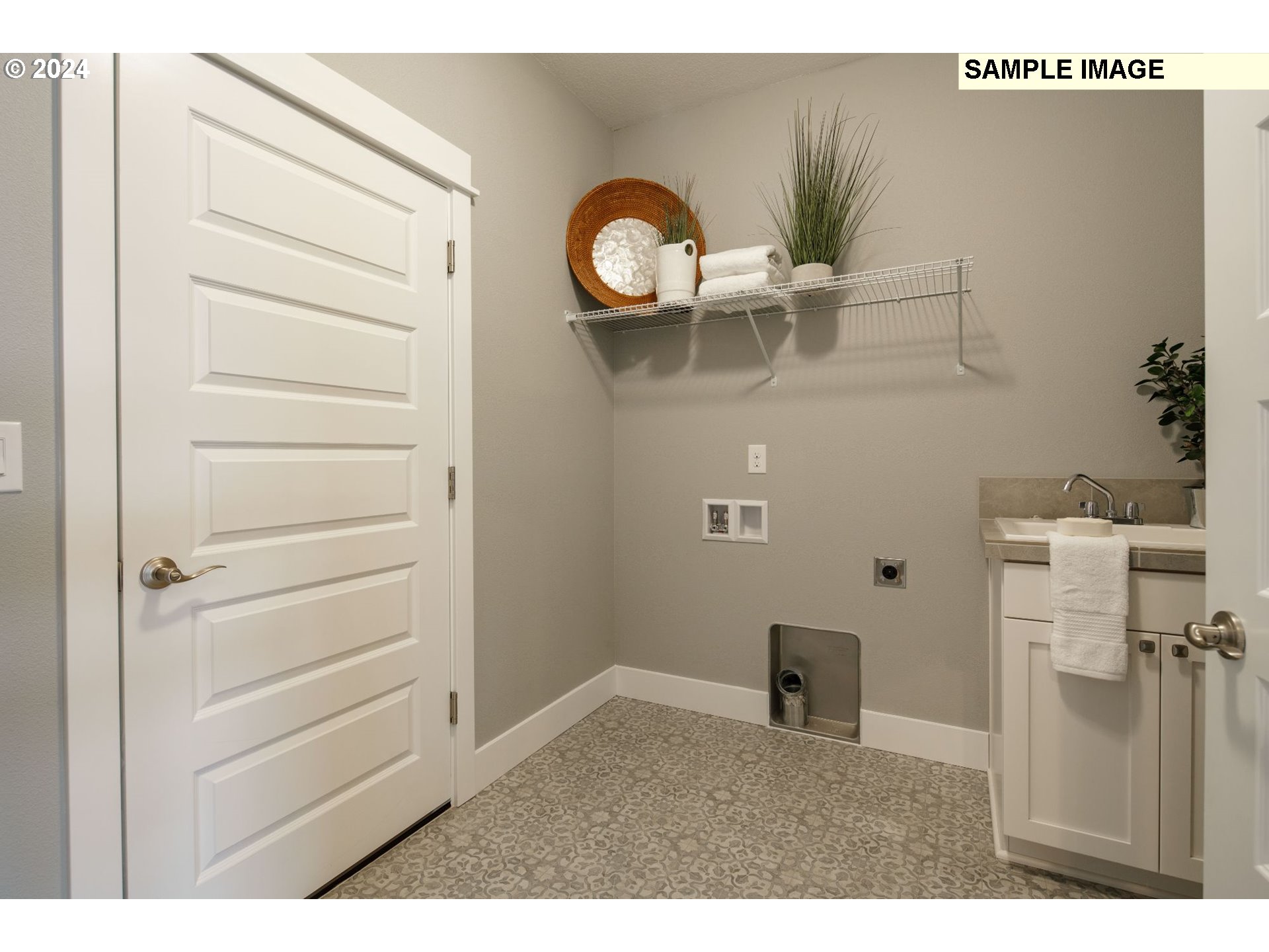421 North 11th Way Ridgefield, WA 98642 - Photo 17 of 19 a picture of a room