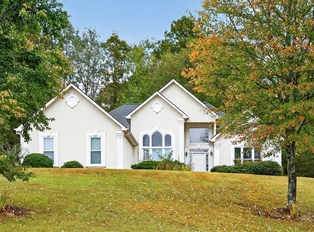 a view of a house with a yard