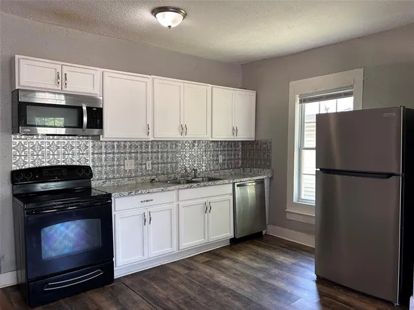 $990 | 615 South Throckmorton Street, Sherman, TX 75090