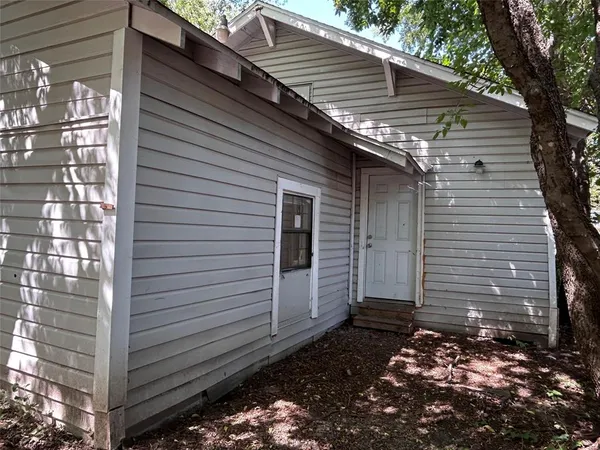 $990 | 615 South Throckmorton Street, Sherman, TX 75090