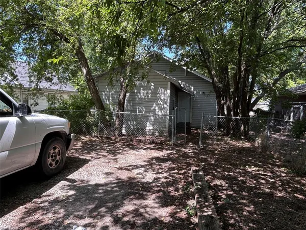 $990 | 615 South Throckmorton Street, Sherman, TX 75090