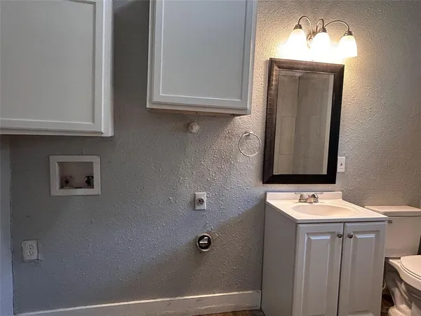 $990 | 615 South Throckmorton Street, Sherman, TX 75090