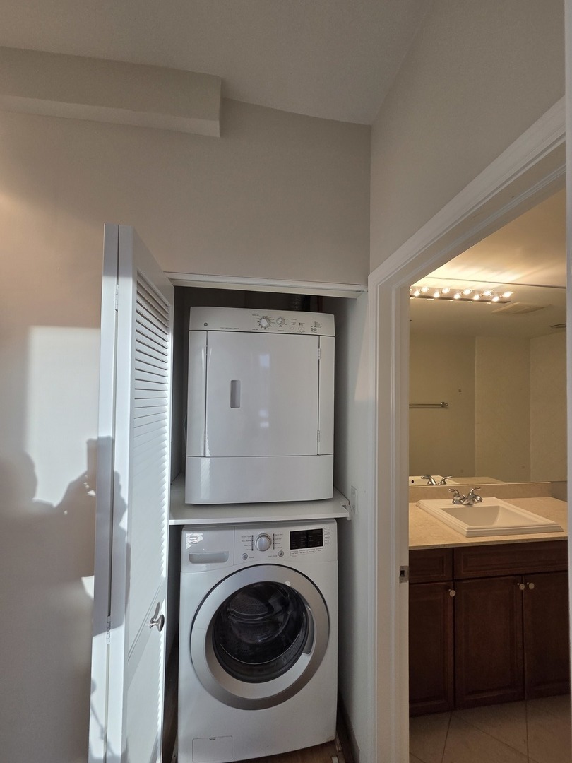1841 South Calumet Avenue, Unit 707 Chicago, IL 60616 - Photo 11 of 14 a en suite bathroom with a sink and mirror