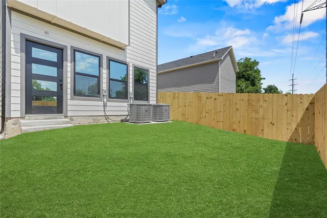 a view of back yard of the house