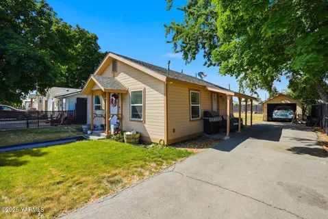 $257,500 | 114 C Street East, Wapato, WA 98951
